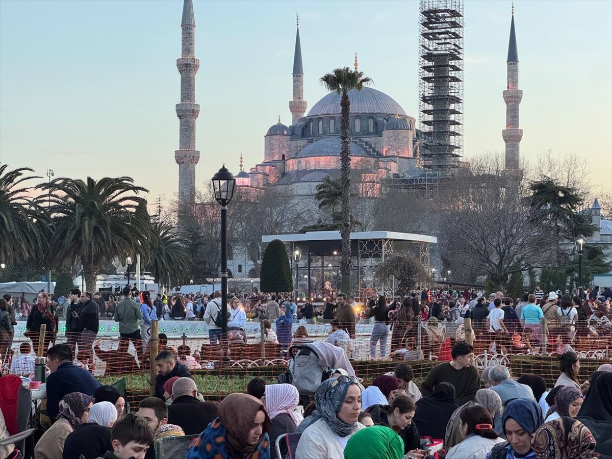 Güzel havayı fırsat bilen İstanbullular yeşil alanlarda iftar yaptı