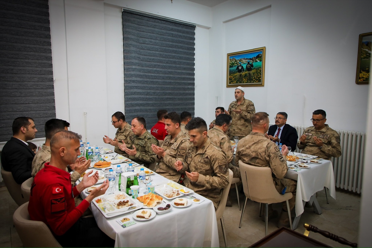 Hakkari Valisi Çelik, jandarma personeliyle iftar yaptı