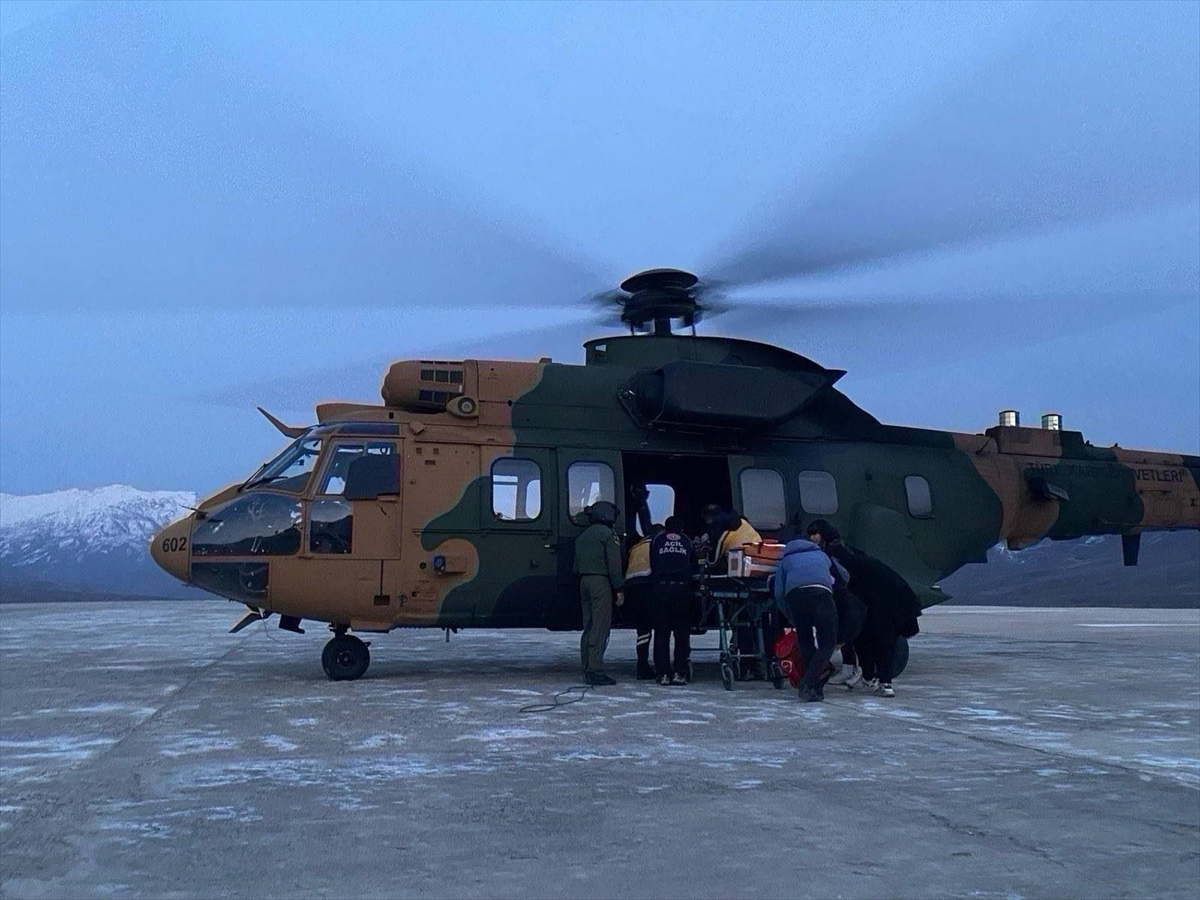 Hasta bebek, askeri helikopterle hastaneye götürüldü