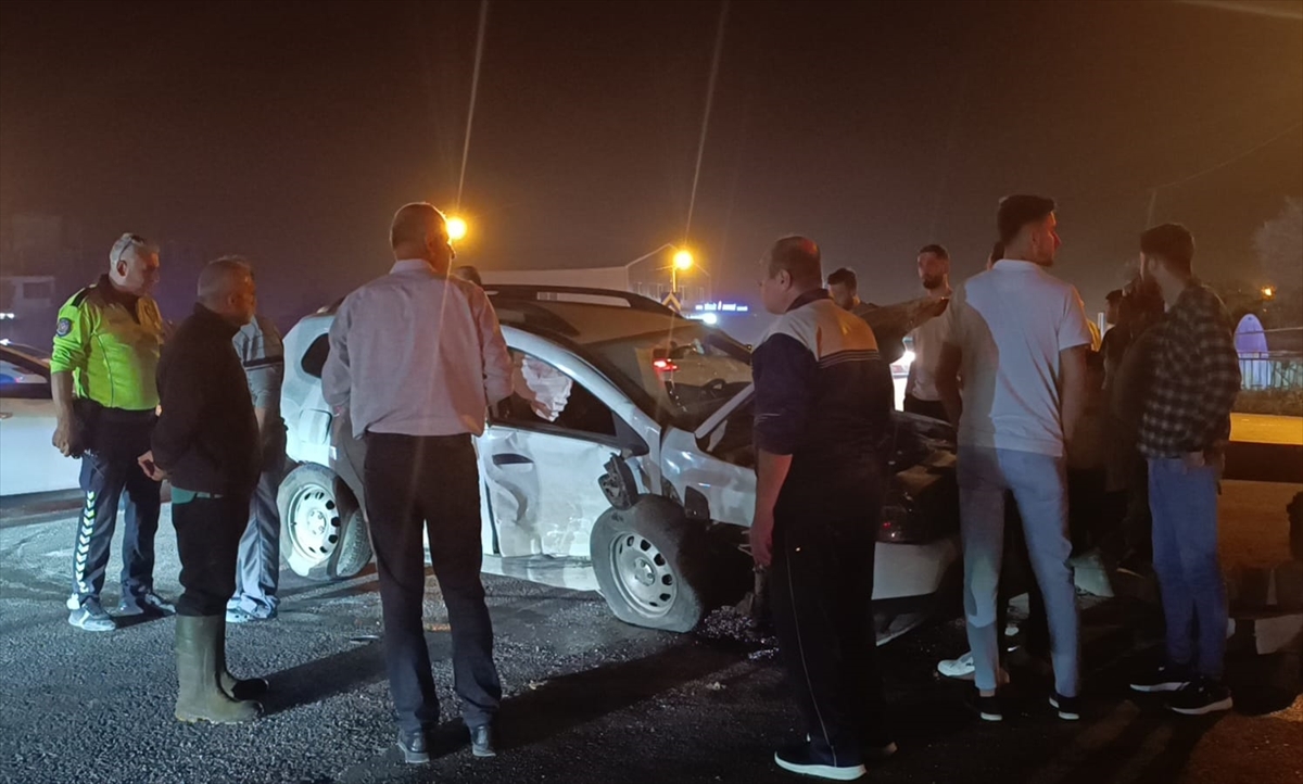 Hatay'da iki otomobilin çarpıştığı kazada 6 kişi yaralandı