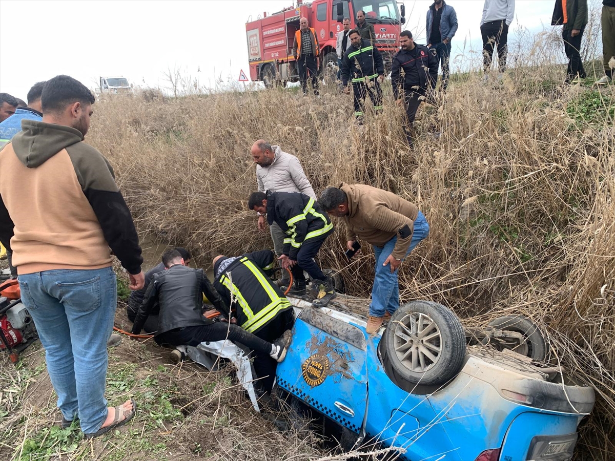 Hatay'da kanala devrilen taksinin sürücüsü hayatını kaybetti