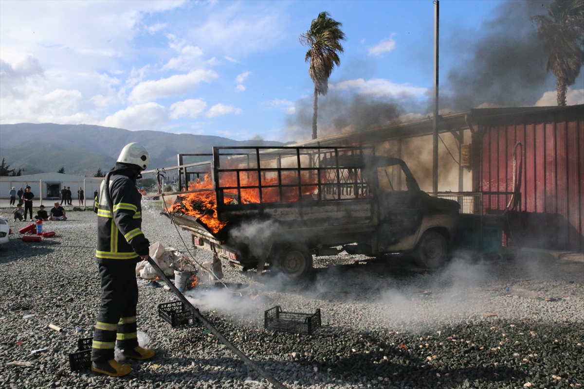 Hatay'da park halindeki kamyonette çıkan yangın söndürüldü