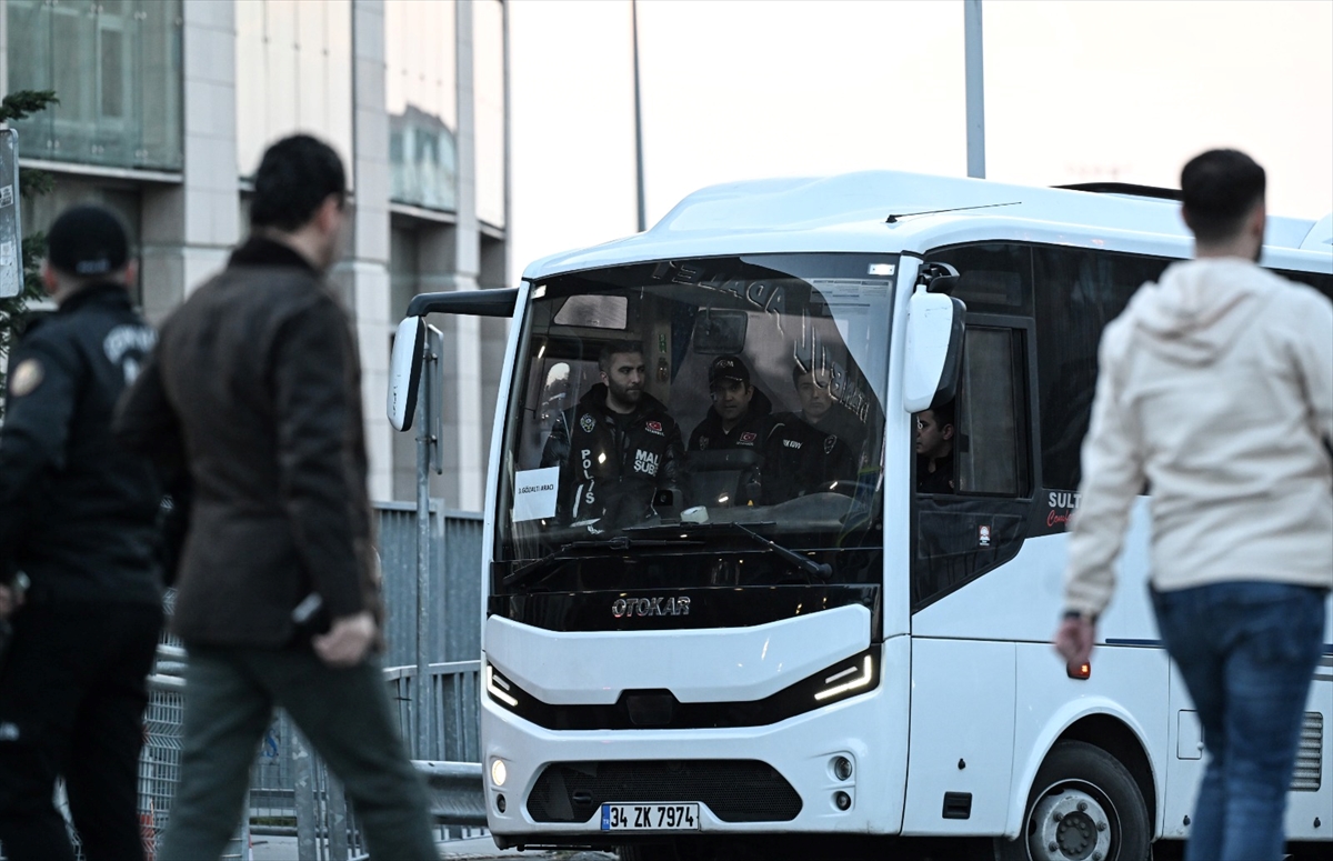 İBB'deki yolsuzluk ve terör soruşturmalarında gözaltına alınan 91 şüpheli adliyeye getirildi