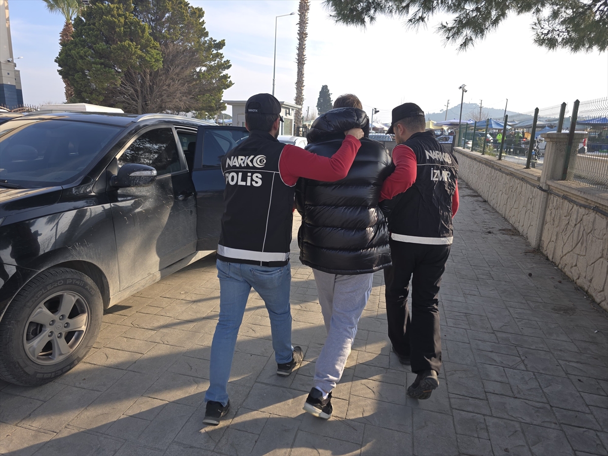 Interpol tarafından kırmızı bültenle aranan firari hükümlü İzmir'de yakalandı