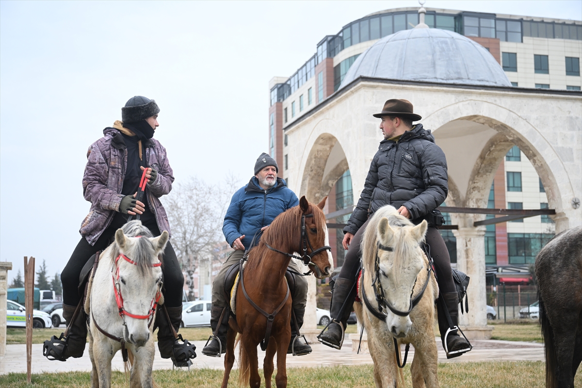 İspanya'dan at sırtında kutsal topraklara giden 3 hacı adayı Edirne'den dualarla uğurlandı