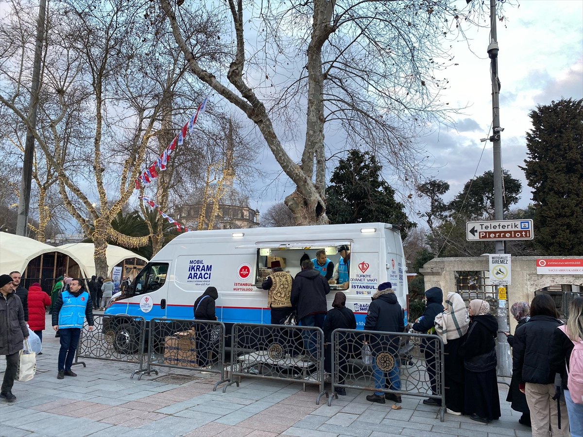 İstanbul Müftülüğü mobil araçla vatandaşlara iftarlık ikram ediyor