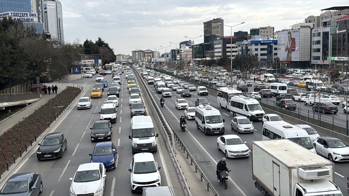 İstanbul'da akşam saatlerinde trafik yoğunluğu yaşanıyor