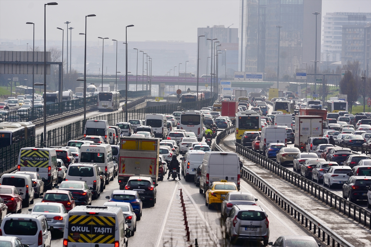 İstanbul'da akşam saatlerinde trafik yoğunluğu yüzde 83'e ulaştı