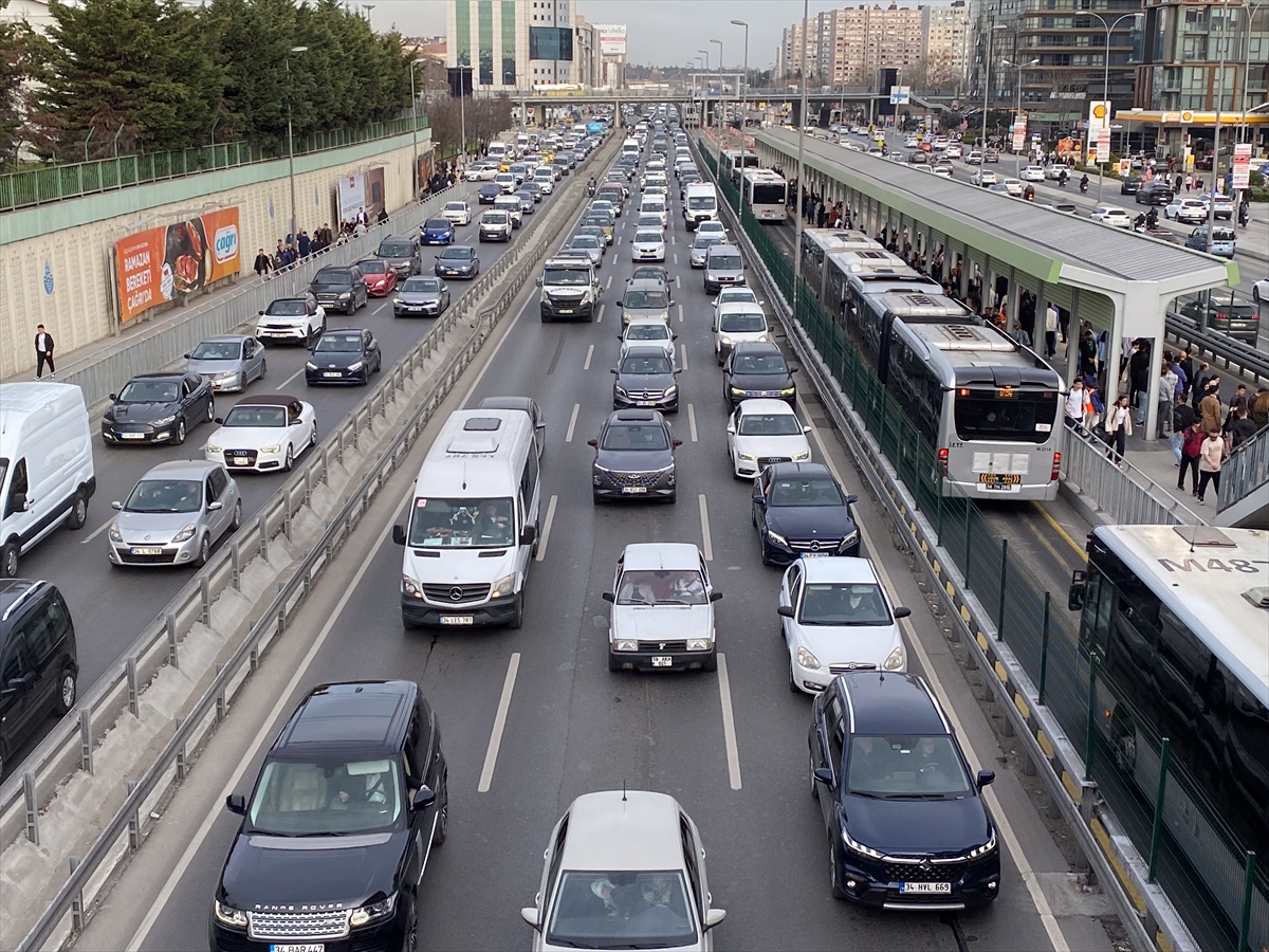 İstanbul'da hafta sonu akşam saatlerinde trafik yoğunluğu yaşandı