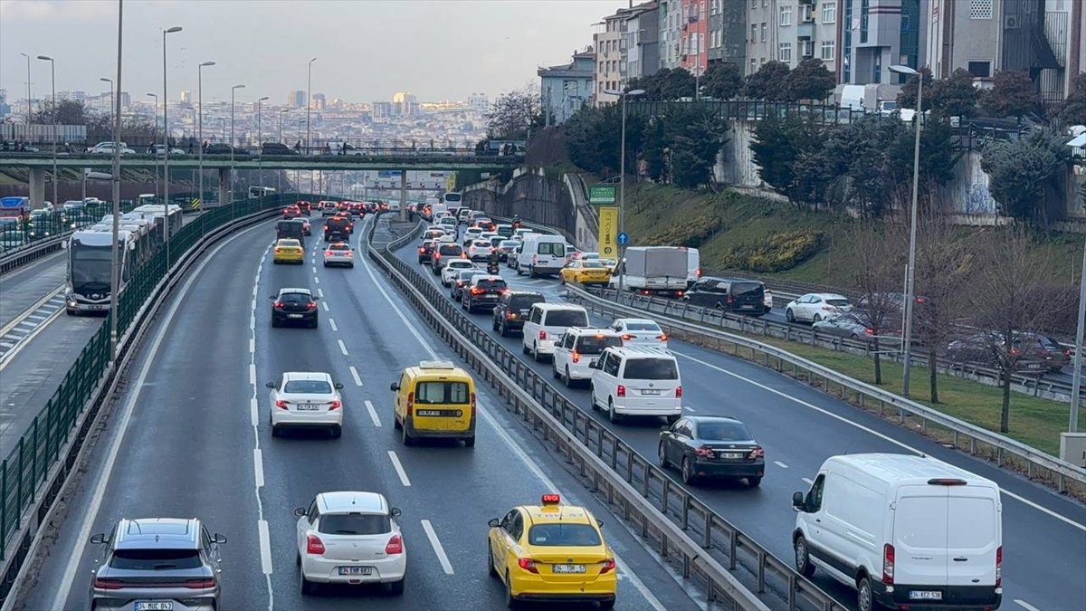 İstanbul'da haftanın ilk iş gününde trafik yoğunluğu