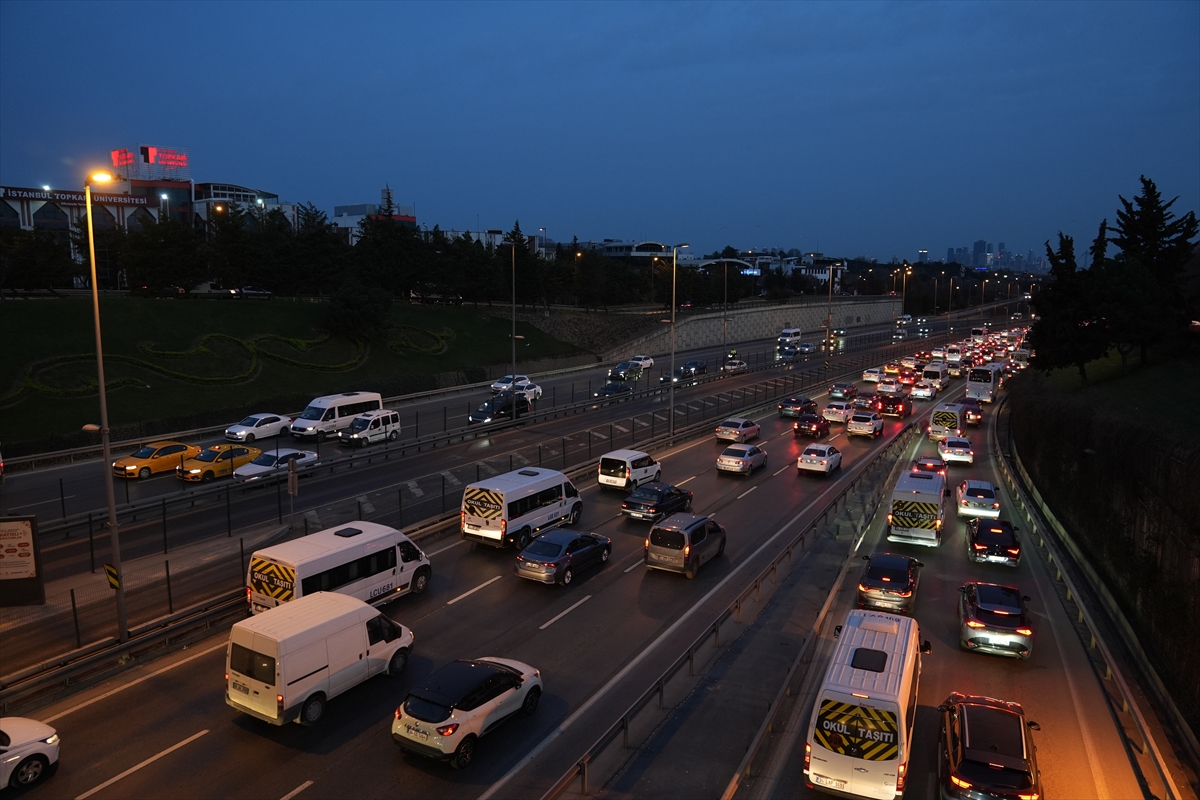 İstanbul'da haftanın ilk iş gününde trafikte yoğunluk yaşanıyor