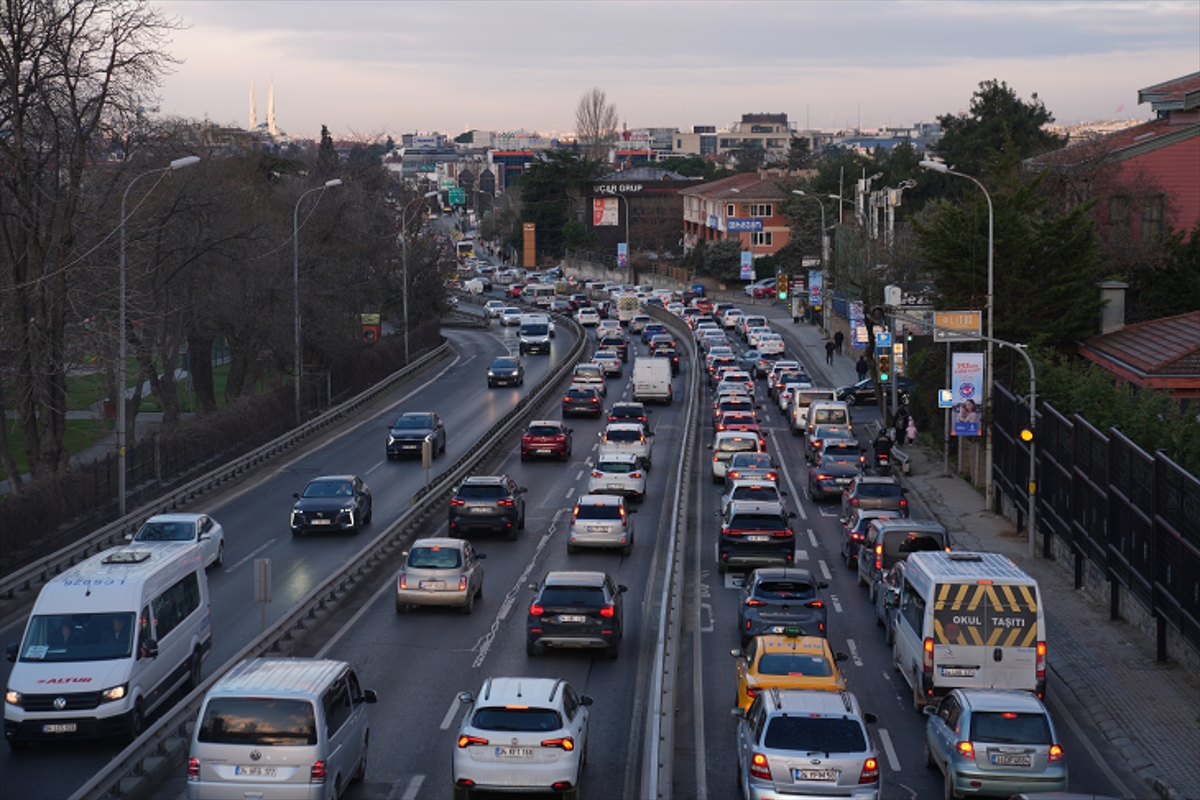 İstanbul'da sabah trafik yoğunluğu oluştu