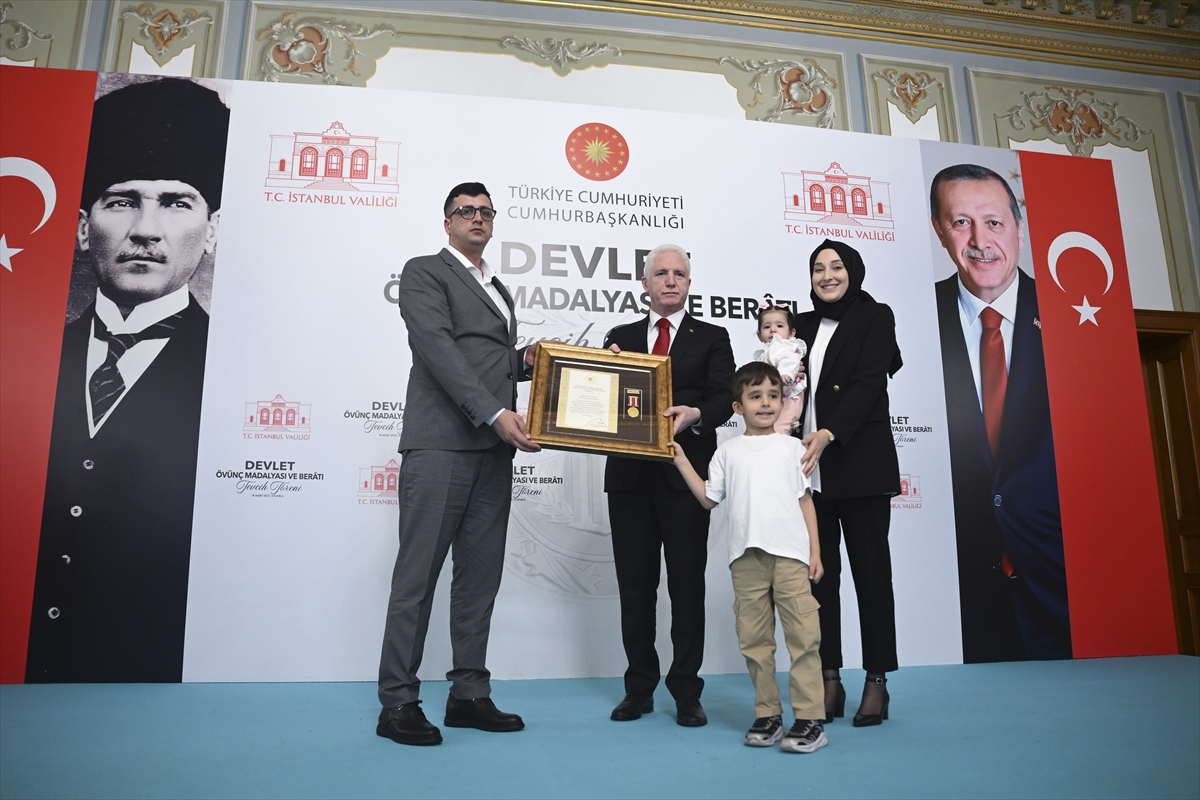 İstanbul'da şehit aileleri ve gazilere Devlet Övünç Madalyası ve Beratı verildi