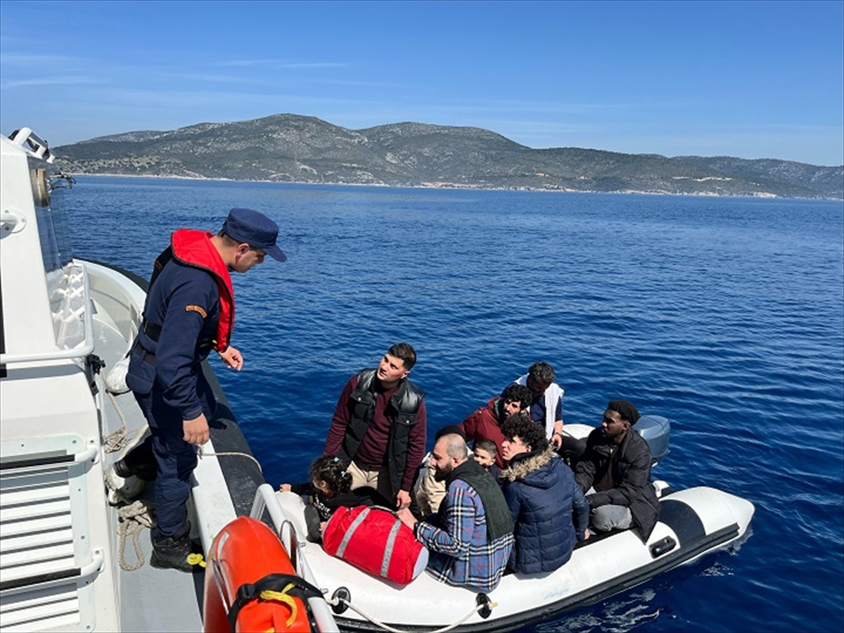 İzmir açıklarında 11 düzensiz göçmen yakalandı