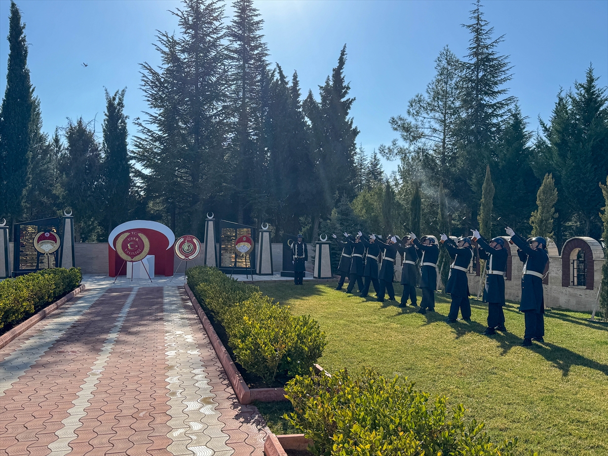 İzmir ve çevre illerde şehitler anıldı, Çanakkale Deniz Zaferi'nin yıl dönümü kutlandı