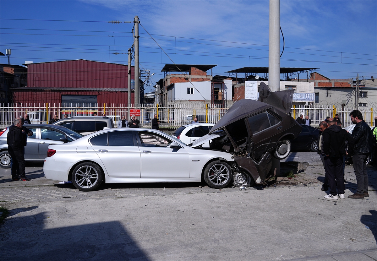 İzmir'de park halindeki 5 araca çarpan otomobilin sürücüsü yaralandı