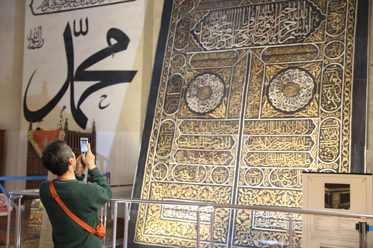 Kabe taşı ve örtüsü ramazanda Eski Cami'nin ziyaretçi sayısını artırdı