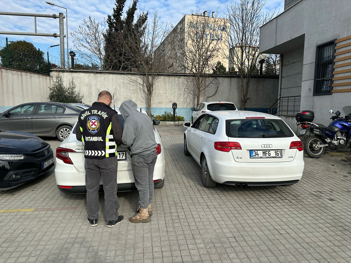 Kadıköy'de otomobilin camından sarkarak dans eden kadına ve sürücüye para cezası