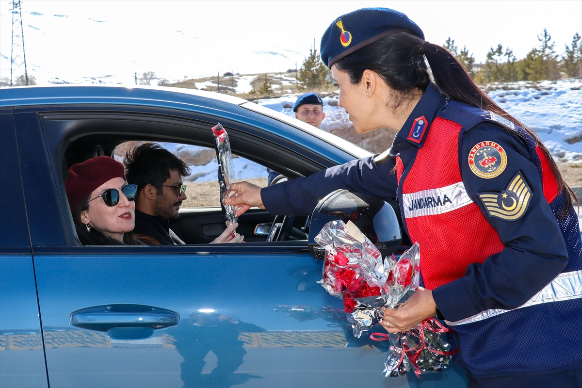 Kadın jandarmalar araçları ceza için değil hemcinslerine karanfil vermek için durdurdu