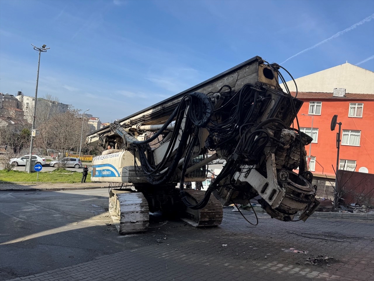 Kağıthane'de kontrolden çıkan iş makinesinin park halindeki araçlara çarpması kamerada