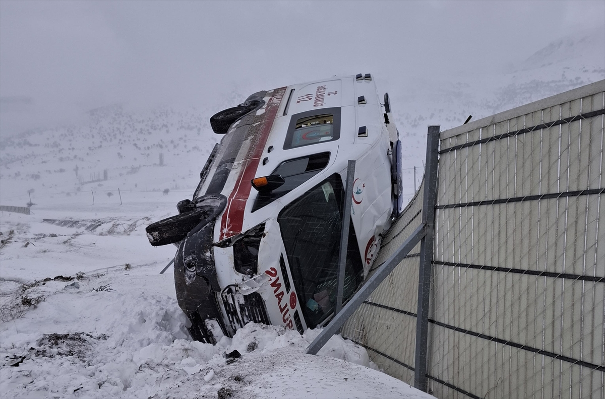 Kahramanmaraş'ta devrilen ambulanstaki 3 sağlık personeli yaralandı