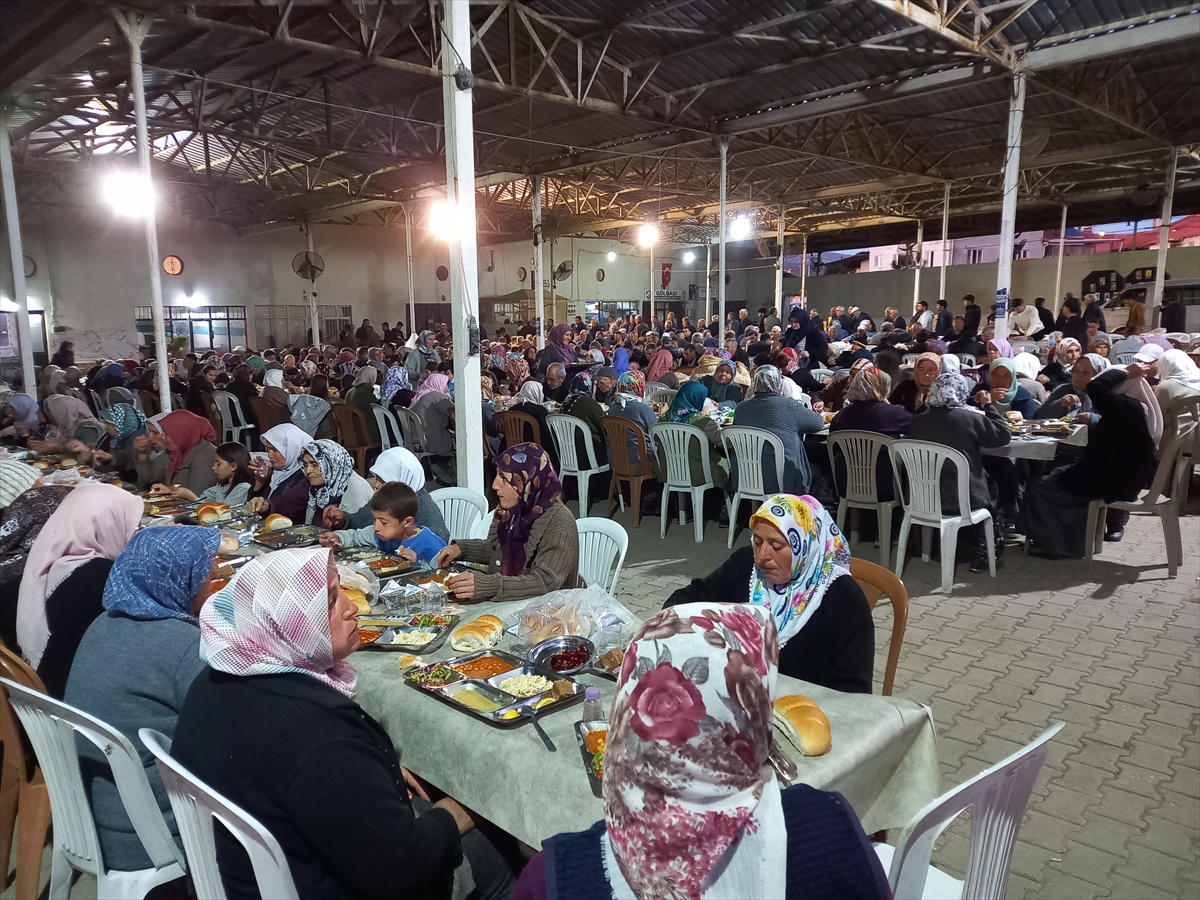 Denizli'de mahalle sakinleri her akşam iftar sofrasında buluşuyor