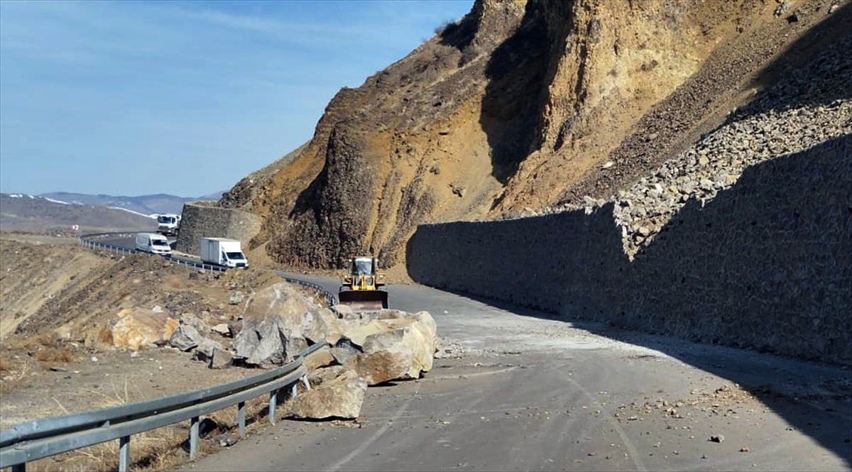 Kars'ta heyelan ulaşımı aksattı