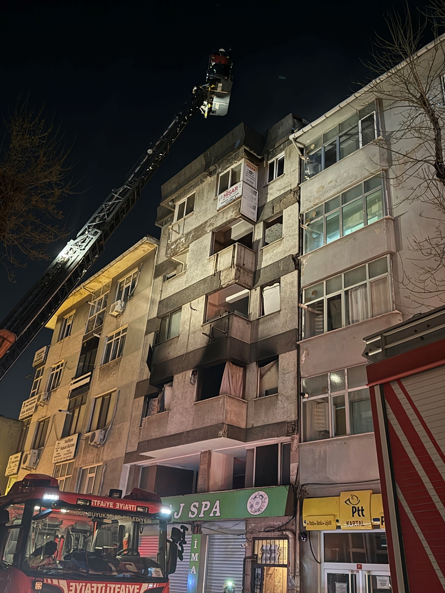 Kartal'da metruk bir binada çıkan yangın söndürüldü