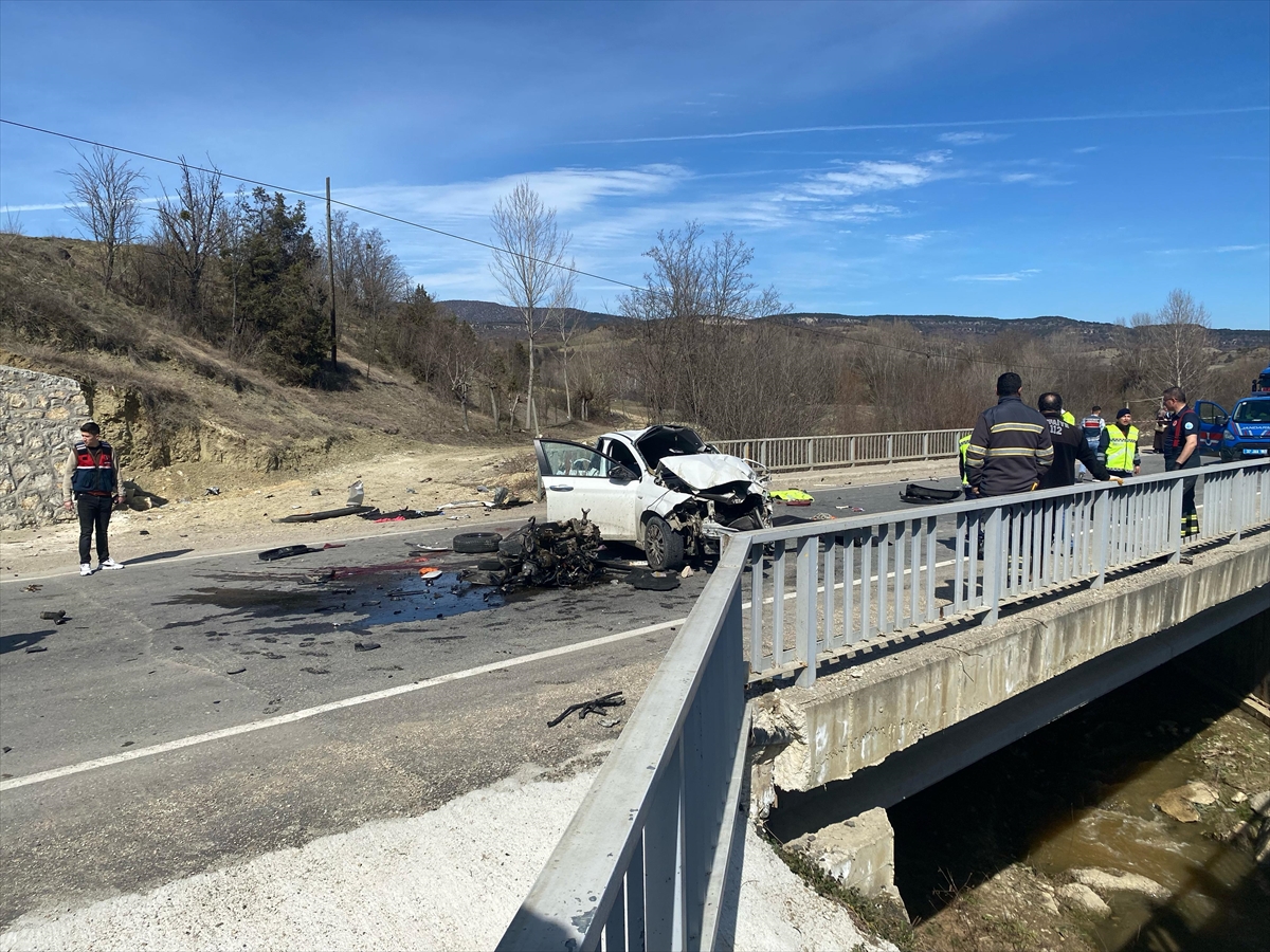 Kastamonu'da bariyerlere çarpan otomobilin sürücüsü hayatını kaybetti