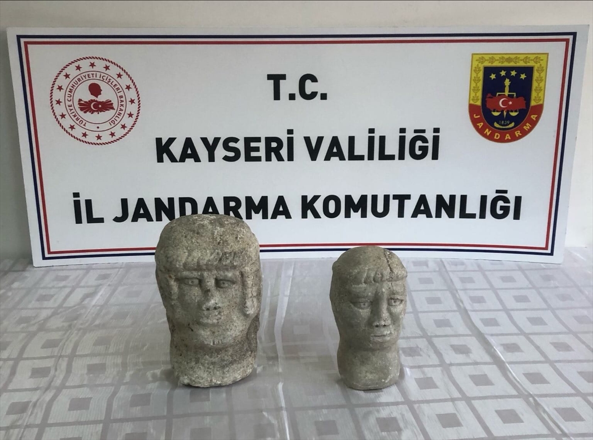 Kayseri'de tarihi eser olduğu değerlendirilen 2 heykel ele geçirildi