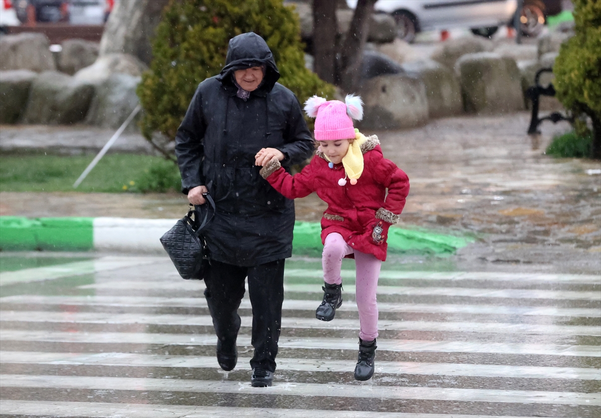 Edirne ve Kırklareli'nde sağanak ve dolu etkili oldu