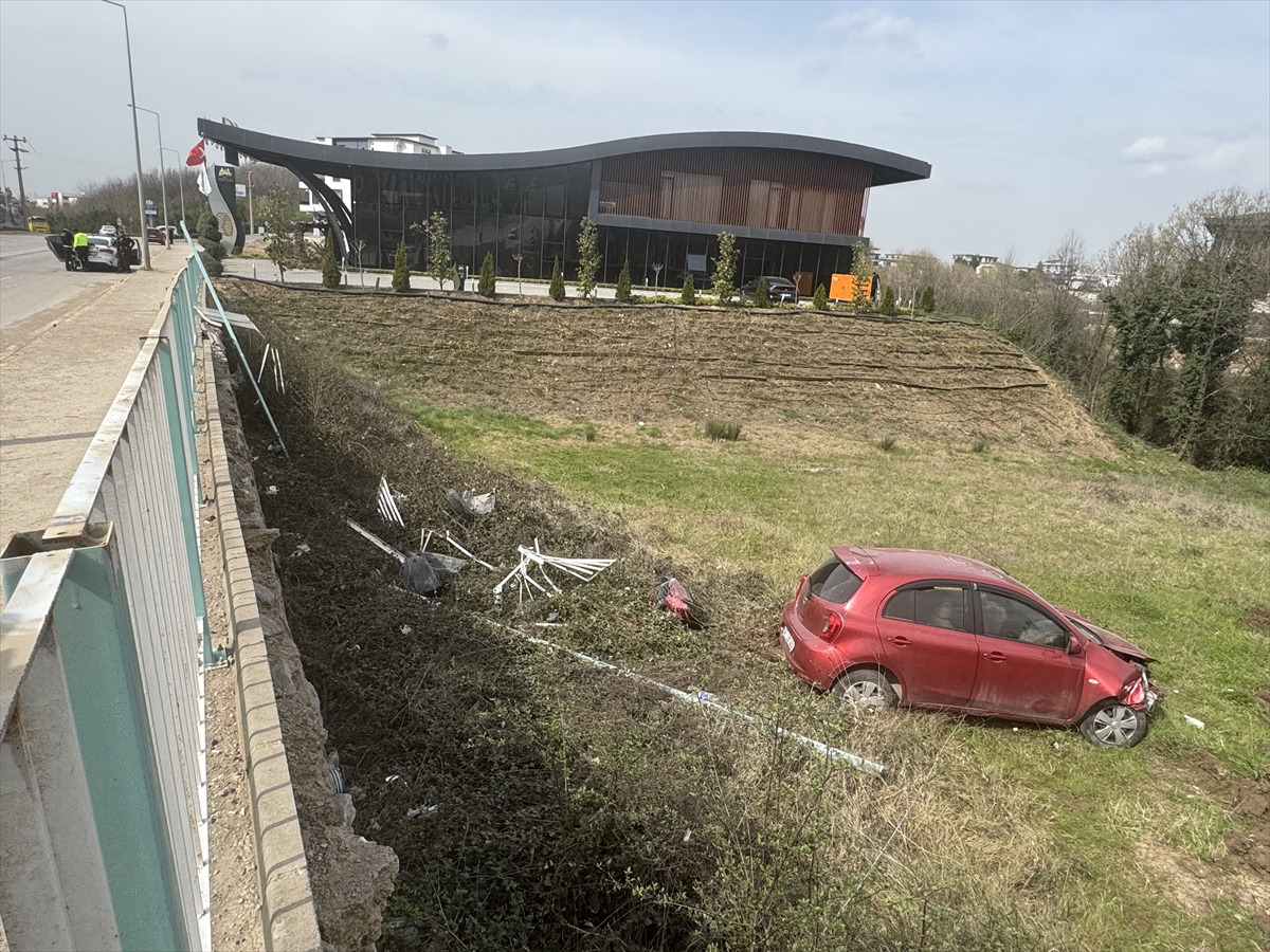 Kocaeli'de şarampole düşen otomobilin sürücüsü yaralandı