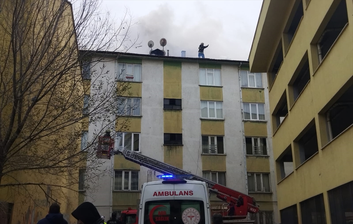 Konya'da 5 katlı binanın çatısında çıkan yangına müdahale ediliyor