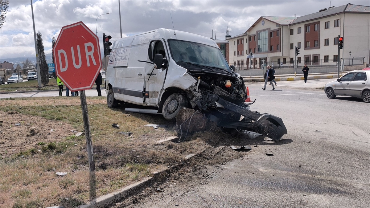 Kütahya'da tır ile panelvanın çarpıştığı kazada 1 kişi öldü, 2 kişi yaralandı