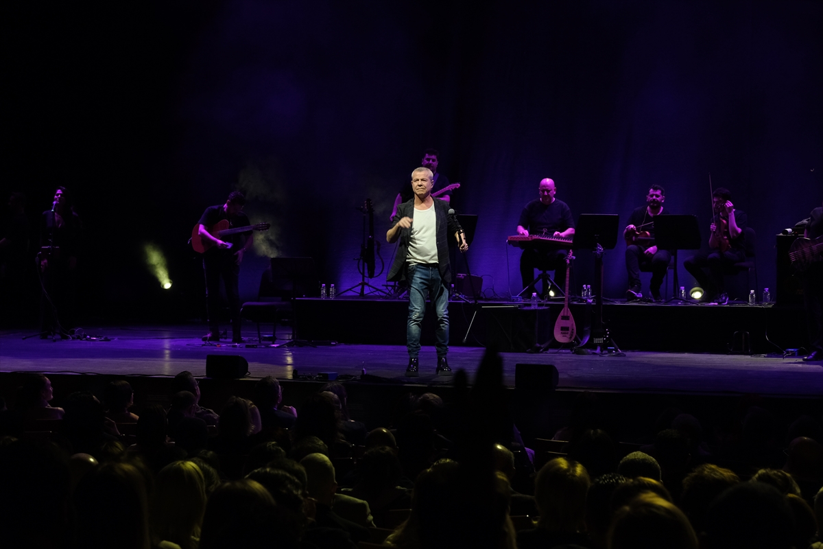 Levent Yüksel, 14 Mart Tıp Bayramı kapsamında geleceğin hekimleri için sahne aldı