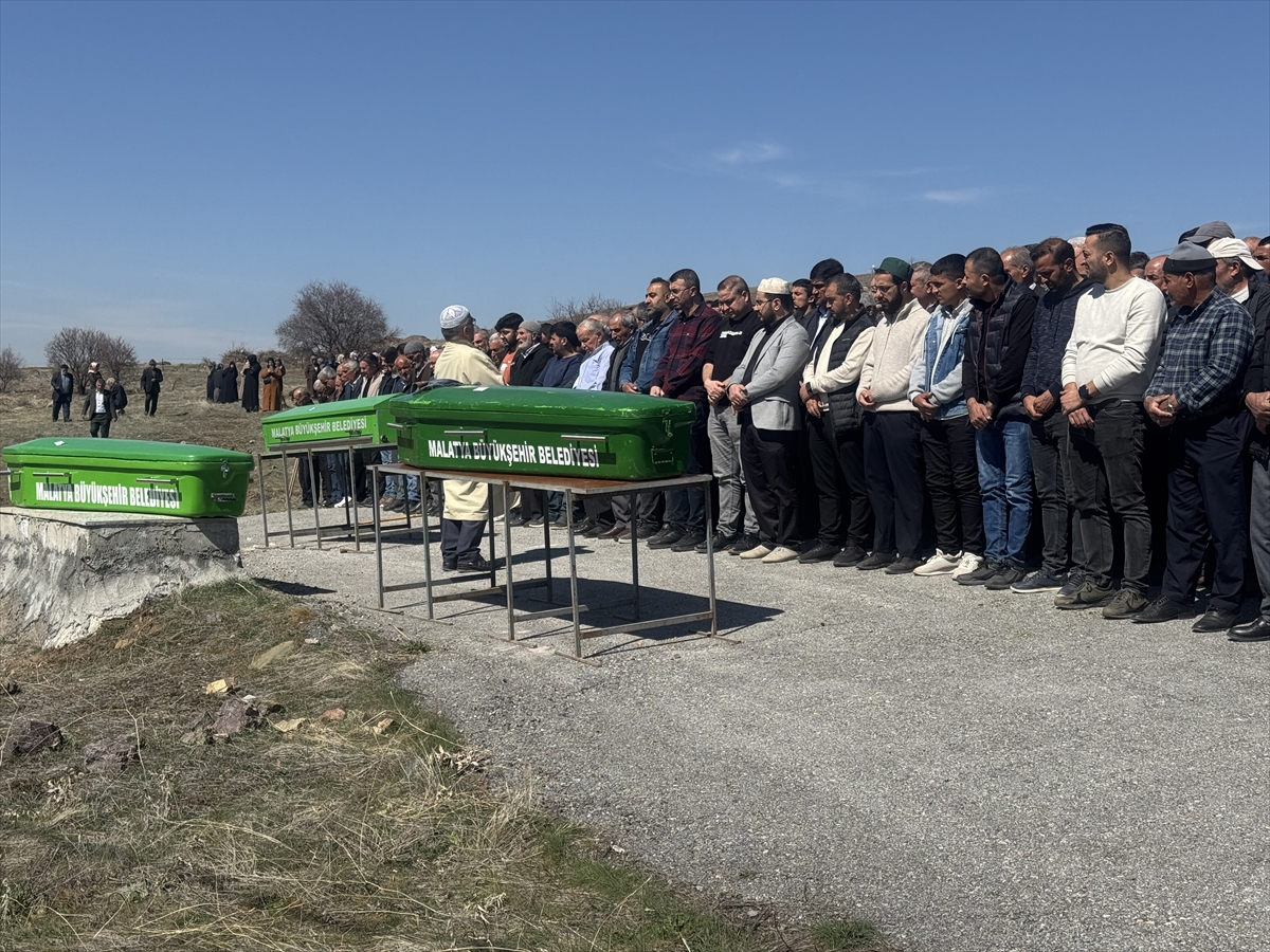 Malatya'da trafik kazasında yaşamını yitiren 3 kişi toprağa verildi