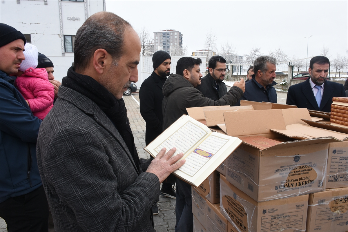 Malatya'da yıpranmış Kur'an-ı Kerimlerin yerine yenileri dağıtılıyor