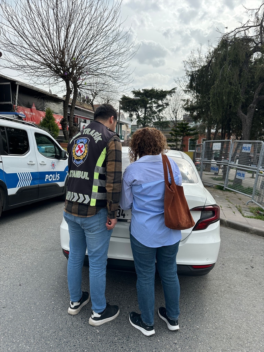 Maltepe'de aracıyla kaldırıma çıkıp yol isteyen sürücüye para cezası