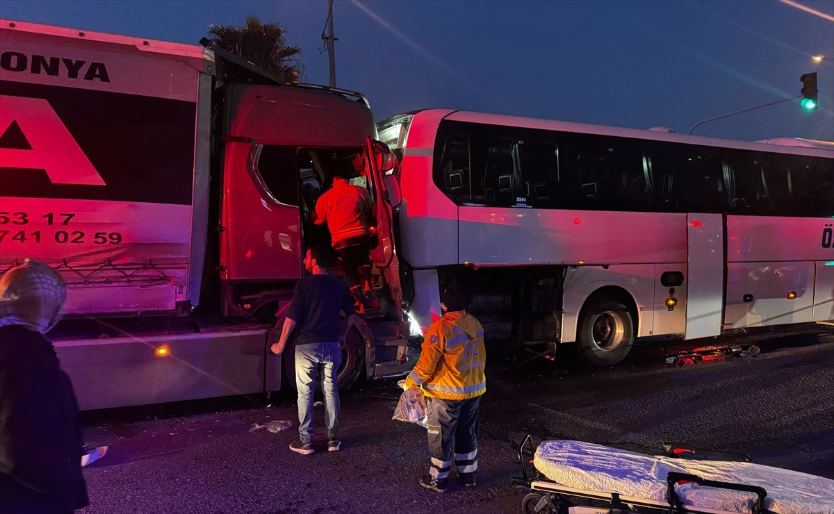 Manisa'da zincirleme trafik kazasında 1 kişi öldü, 7 kişi yaralandı