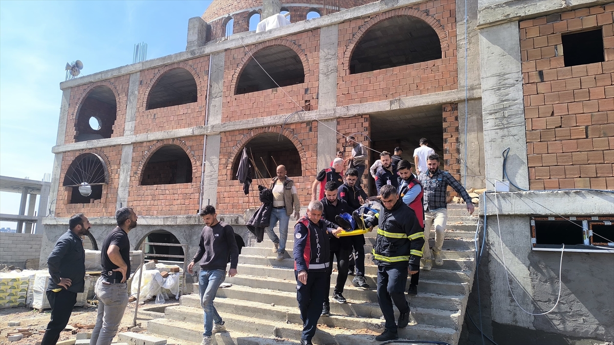 Mardin'de cami inşaatında iskelenin çökmesi sonucu 2 işçi yaralandı