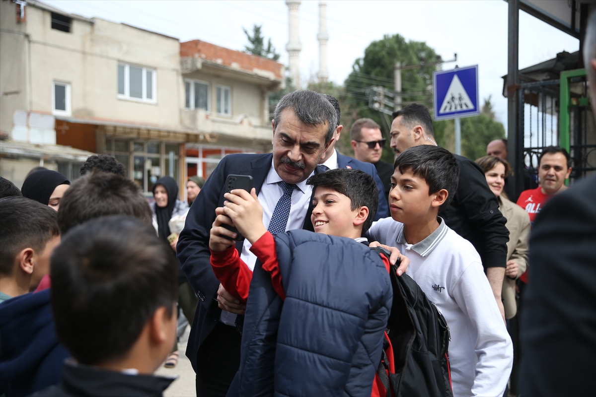 Milli Eğitim Bakanı Tekin, Bursa'da sınıf başkanı seçilen öğrencinin vaadini gerçekleştirdi