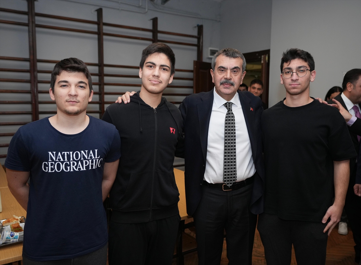 Milli Eğitim Bakanı Tekin, İstanbul Erkek Lisesi öğrencileriyle iftarda buluştu