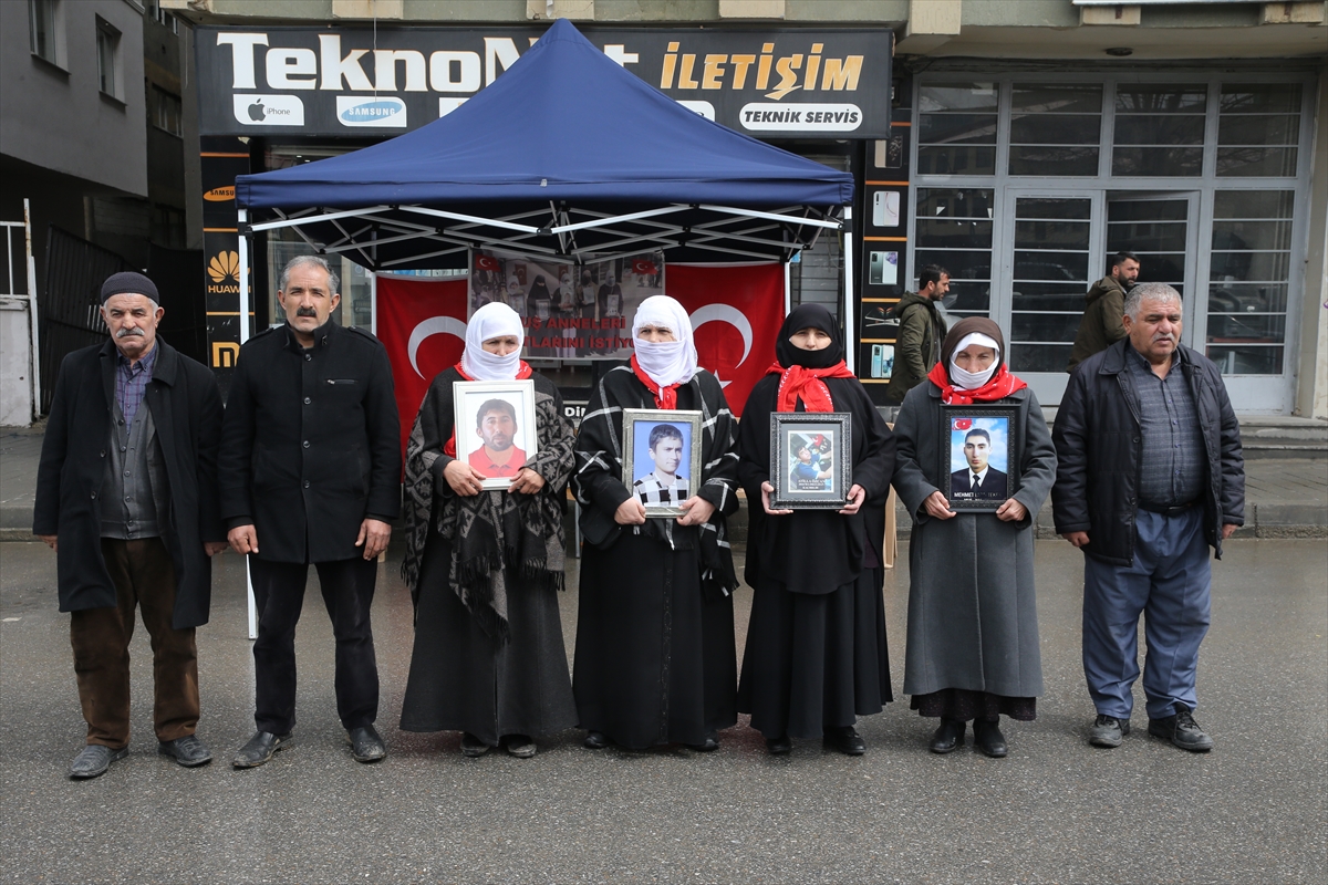 Muşlu aileler DEM Parti binası önündeki “evlat nöbeti”ni sürdürdü