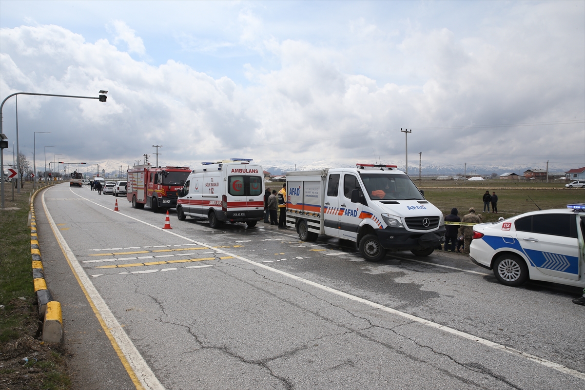 Muş'ta şarampole devrilen otomobilin sürücüsü öldü, 1 kişi yaralandı