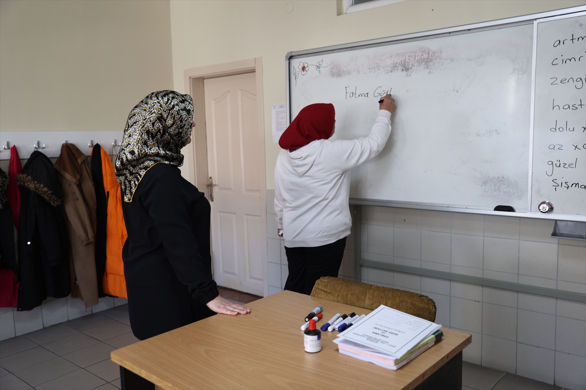 Nevşehir'de çocuğuna derslerinde yardımcı olamayan anne 46'sında okuma yazma öğrendi