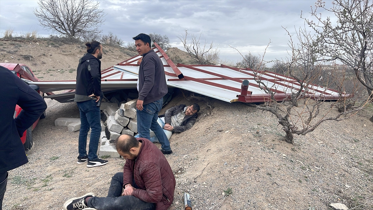 Nevşehir'de kuvvetli rüzgarın düşürdüğü çatının altında kalan 2 kişi yaralandı