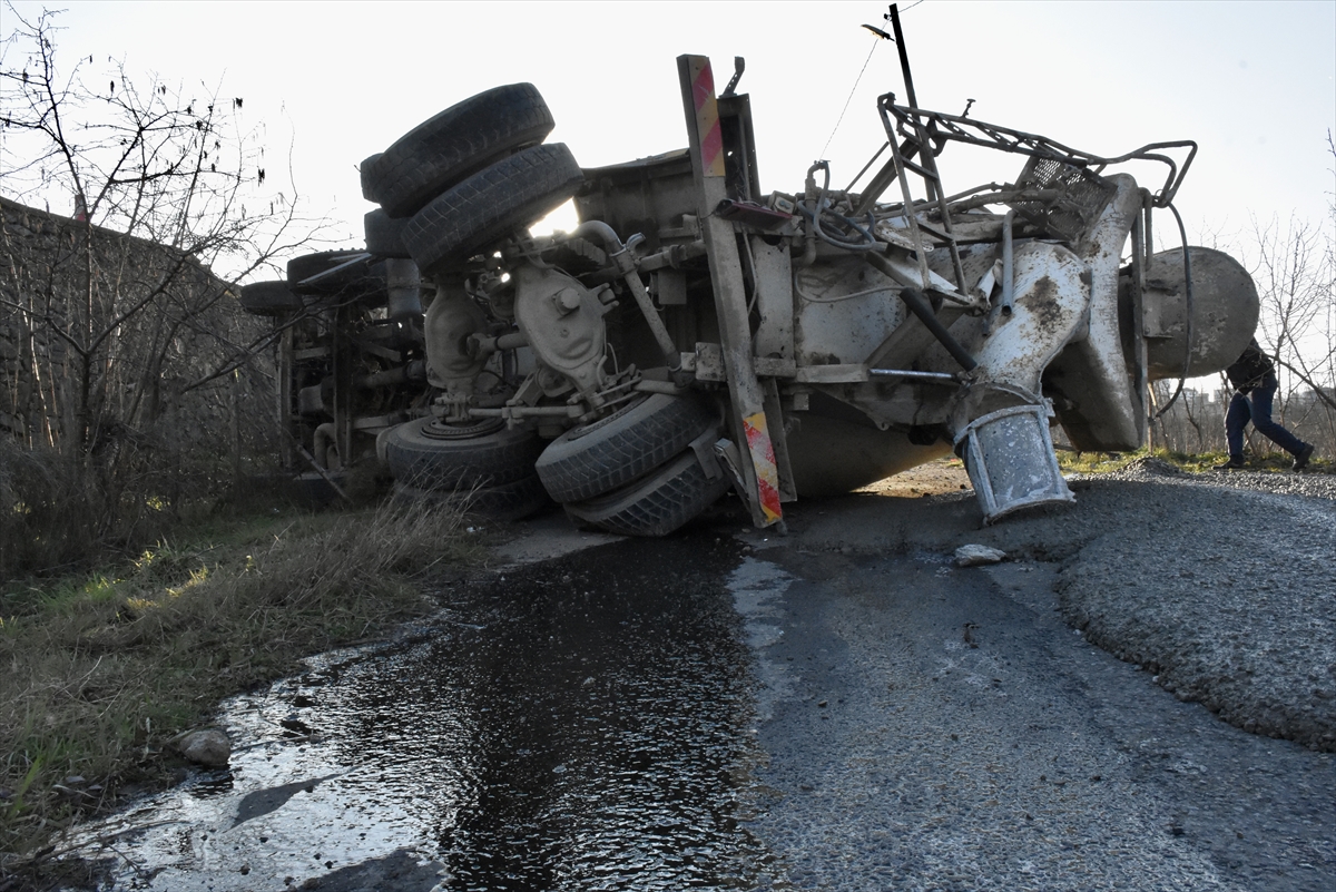 Ordu'da devrilen beton mikserinin sürücüsü ağır yaralandı