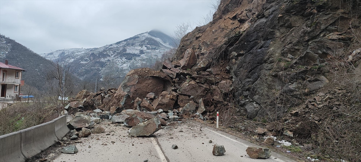 Ordu'da üç ilçenin bağlantı yolu heyelan nedeniyle ulaşıma kapandı