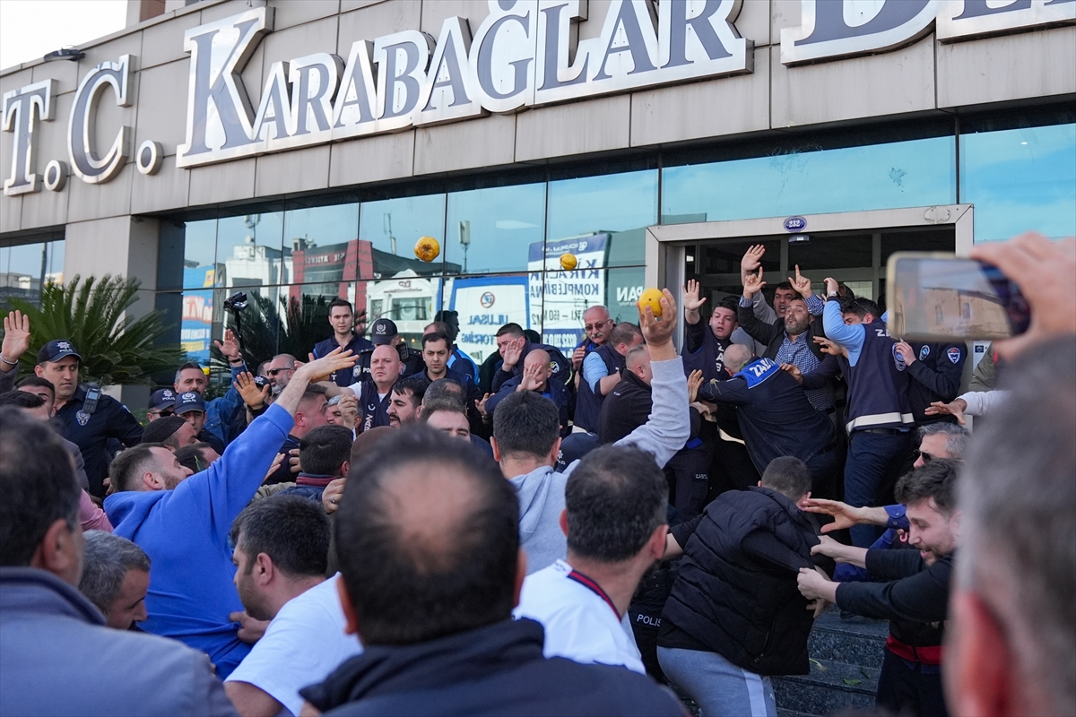 Pazarcılardan Karabağlar Belediyesine “katı atık ücreti” tepkisi