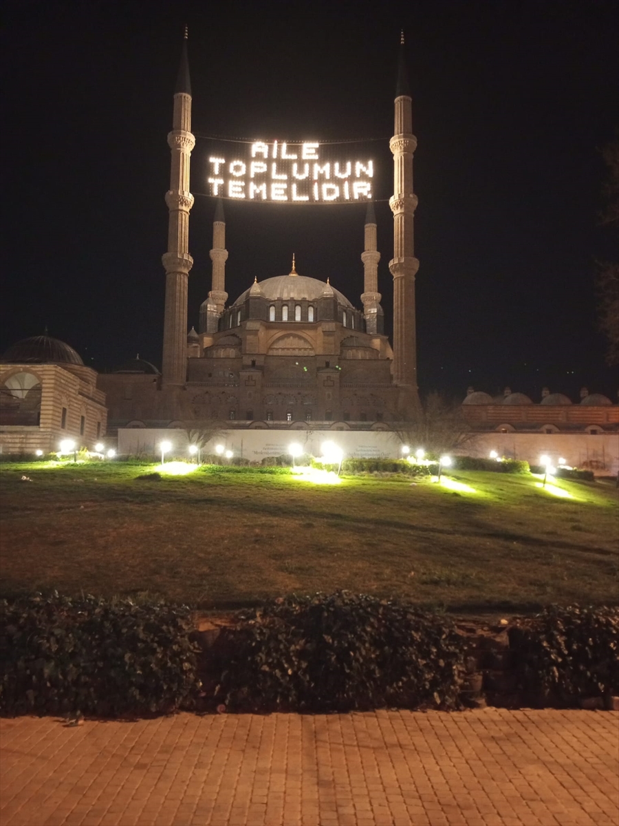 Ramazanın ikinci yarısında mahyalarda “aile” vurgusu